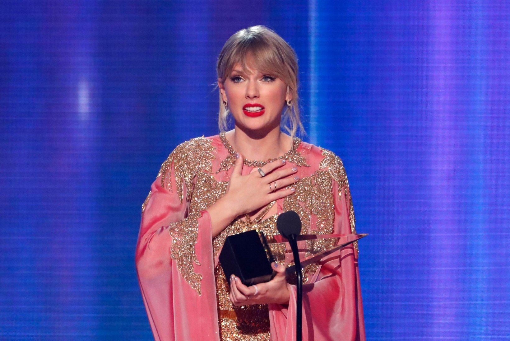 TRIUMF: Taylor Swift püstitas Ameerika muusikaauhindade rekordi