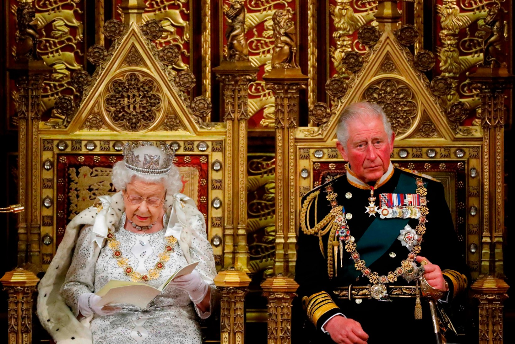 Leht: Elizabeth II loobub peatselt troonist ja annab ohjad Charlesile