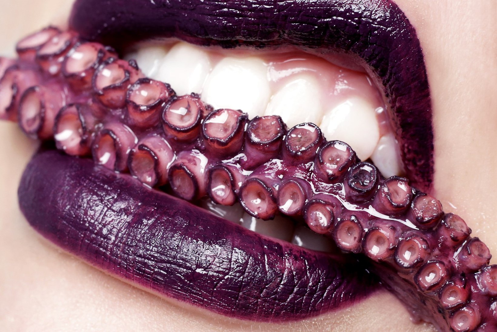 Vaata ja imetle! Fotograaf Laura Nestoril ilmus kalender, mille piltidel on kasutatud „lõuendina“ huuli!