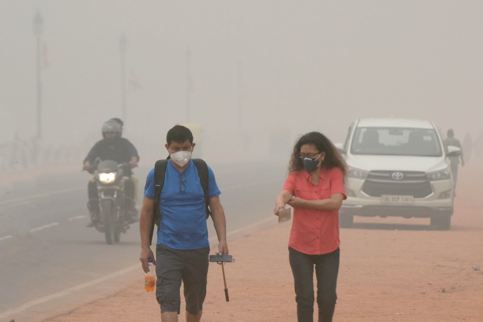 MÜRGINE SUDU: Delhi võimud piiravad äärmusliku õhureostuse tõttu sõidukite kasutamist