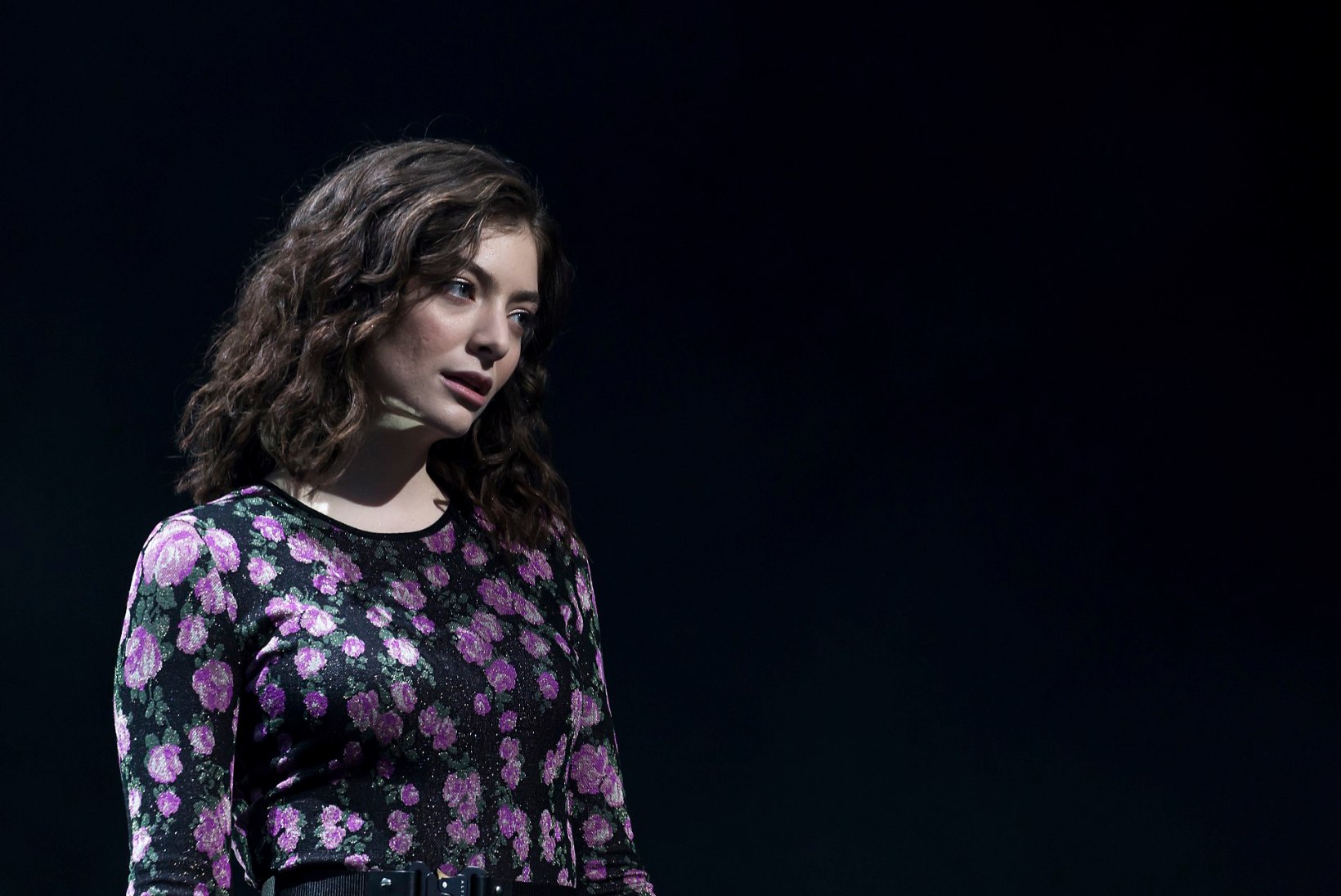 Lorde lükkab albumi ilmumise leina tõttu edasi