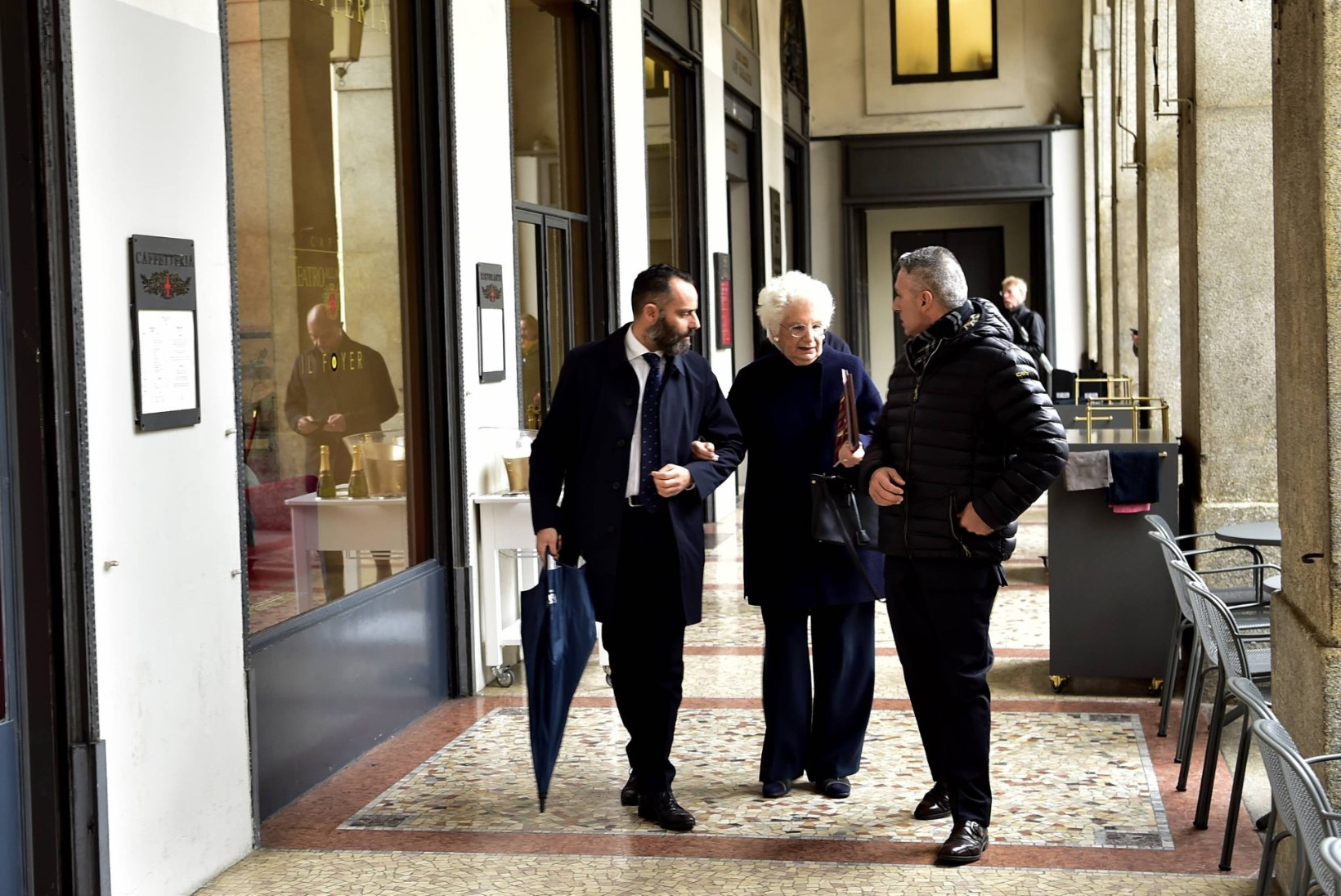 ÄHVARDUSTE SIHTMÄRK: Itaalia politsei pidi 89aastase proua oma kaitse alla võtma