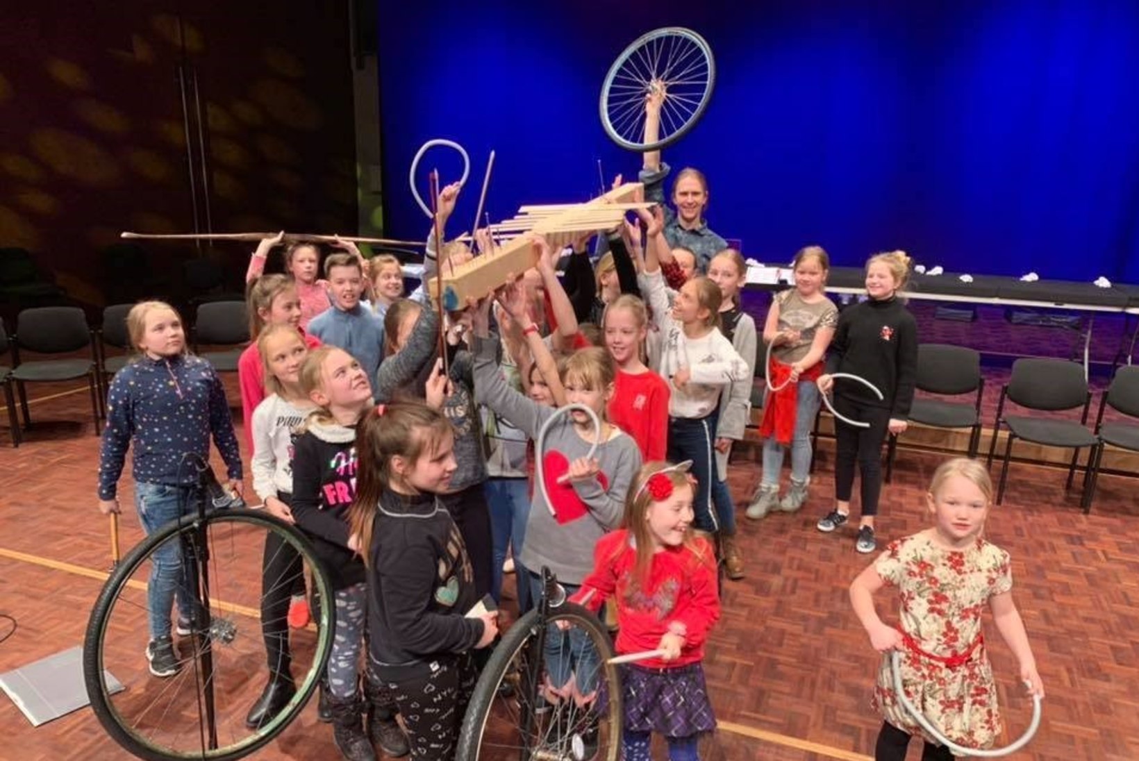 VIDEO | NAELAD JA SUUSAD: helivõlur Silver Sepp jämmib üllatuspillidel Eesti suurimal laste muusikafestivalil