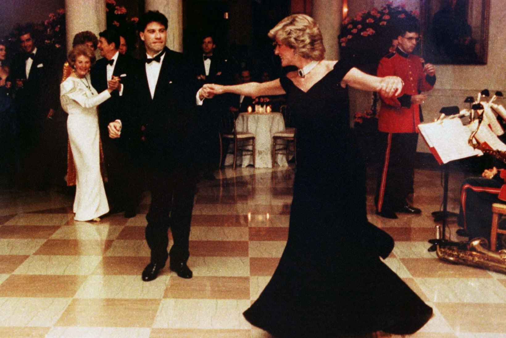NUKKER LUGU: printsess Diana kuulus Travolta-kleit jäi oksjonil müümata