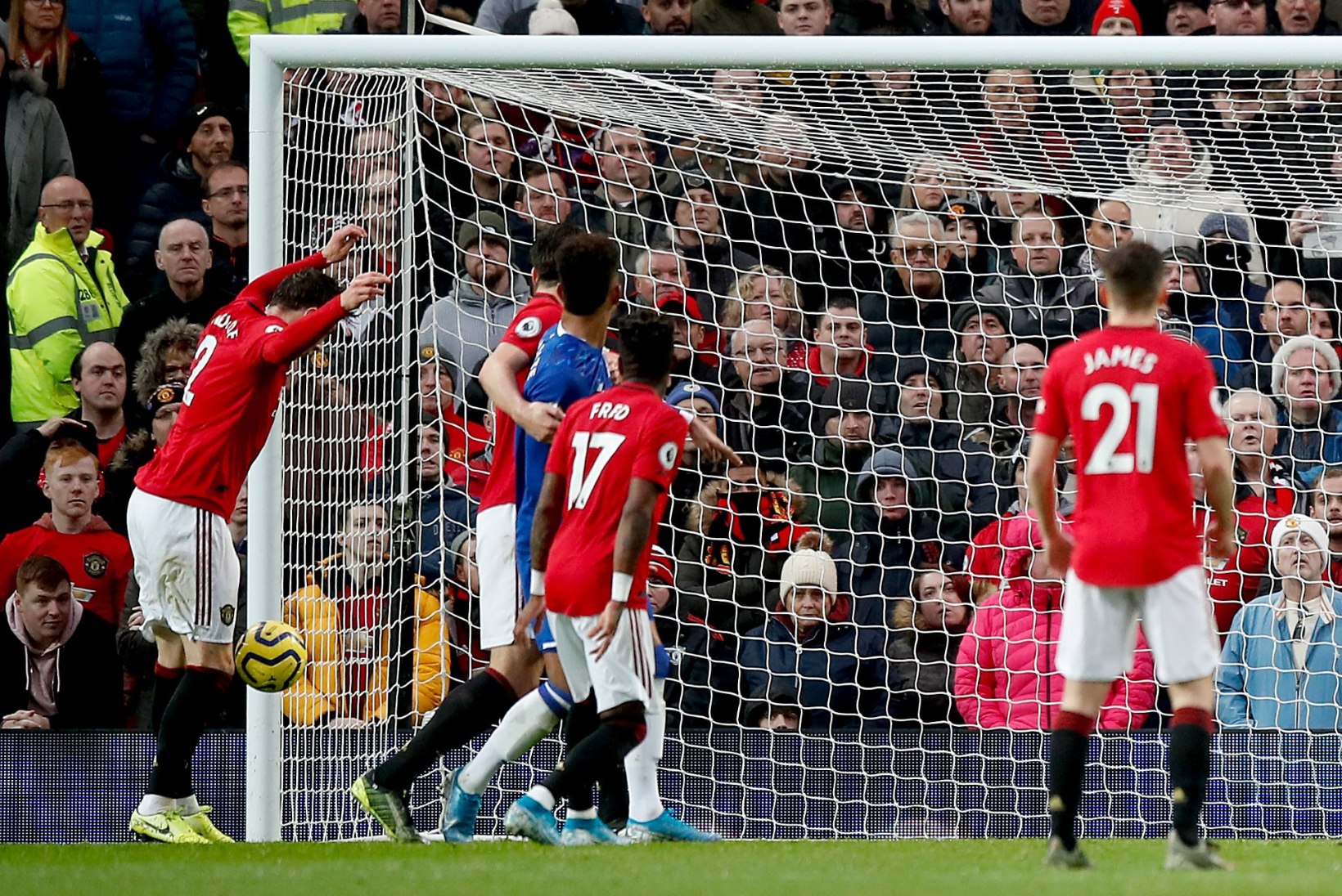 TWITTERI-MÖLL | Jabura omavärava löönud Manchester Unitedi pallur langes fännide naerualuseks