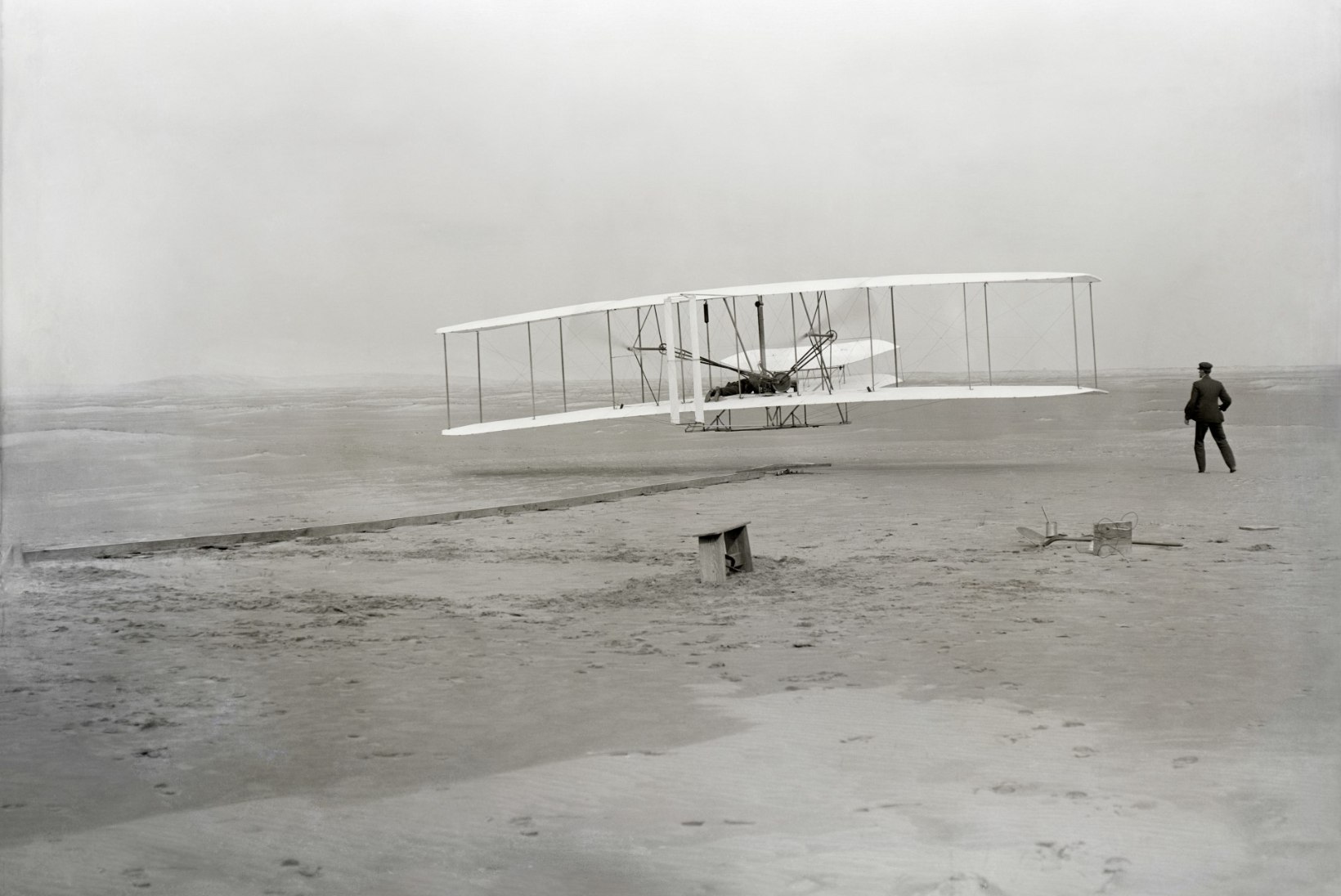 MINEVIKUHETK | 17. detsember: vennad Wrightid tegid mootorlennukiga esimese eduka õhulennu