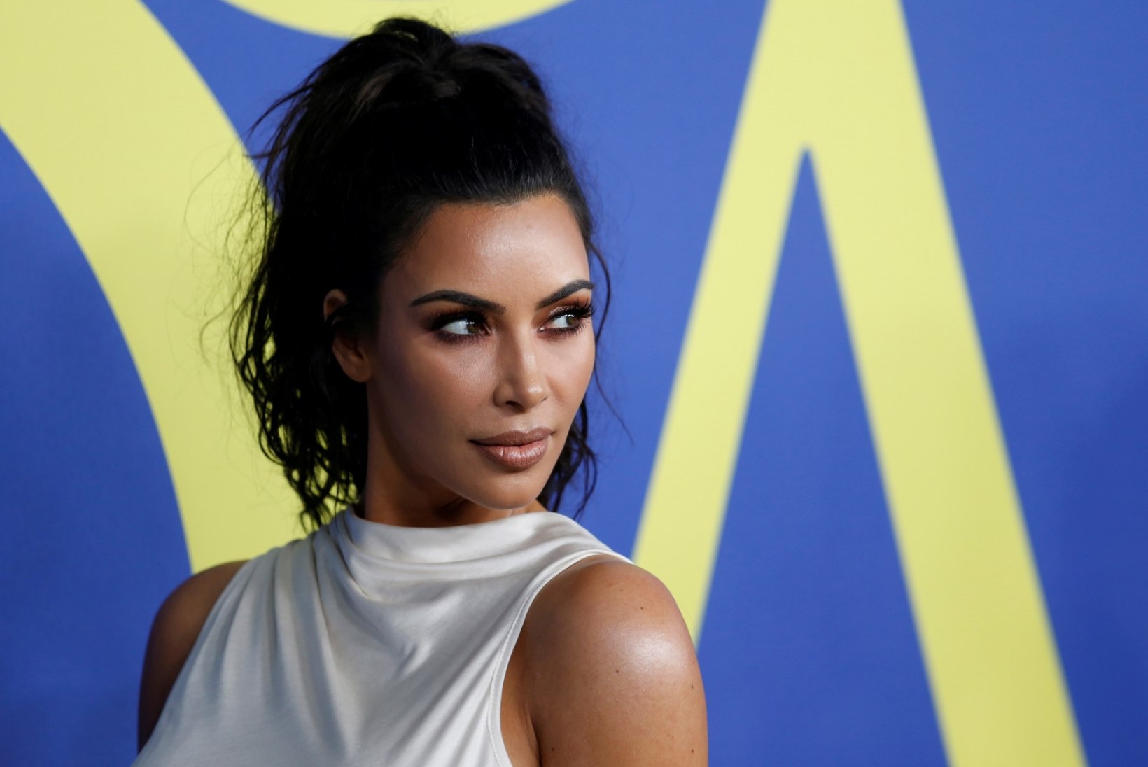Kim Kardashian pidi taas ühe lapse perepildile juurde töötlema