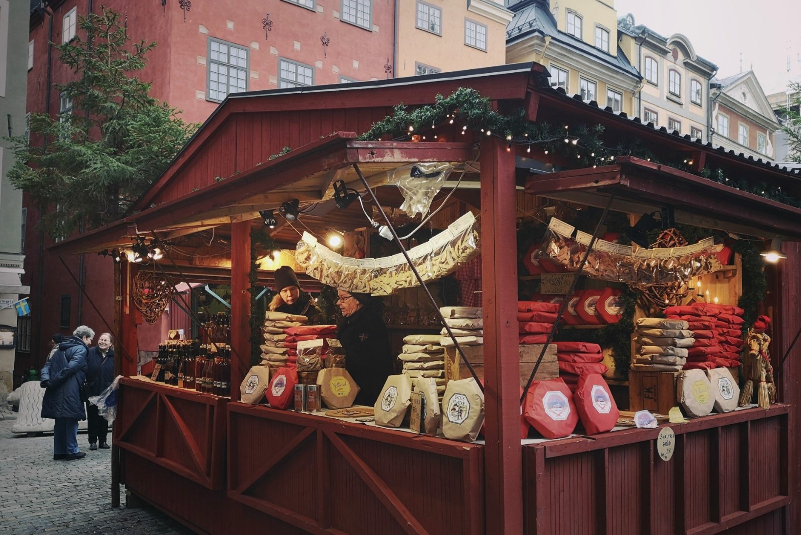 VIDEO | Stockholmi jõuluturu toit: magus, magus ja siis lihtsalt veider. Aga väga lindgrenlik