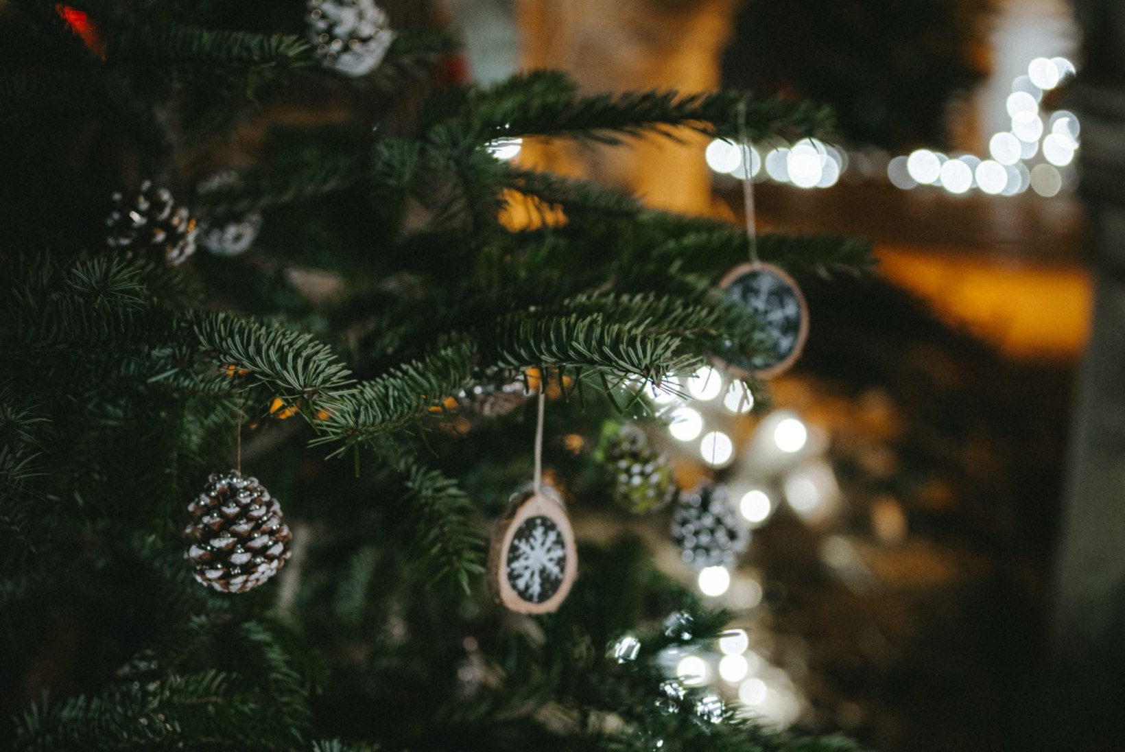 Ingerisoomlaste jõulukombed: kaitsvad ristimärgid majadel ja koduselt meisterlikud pirukad peolaual