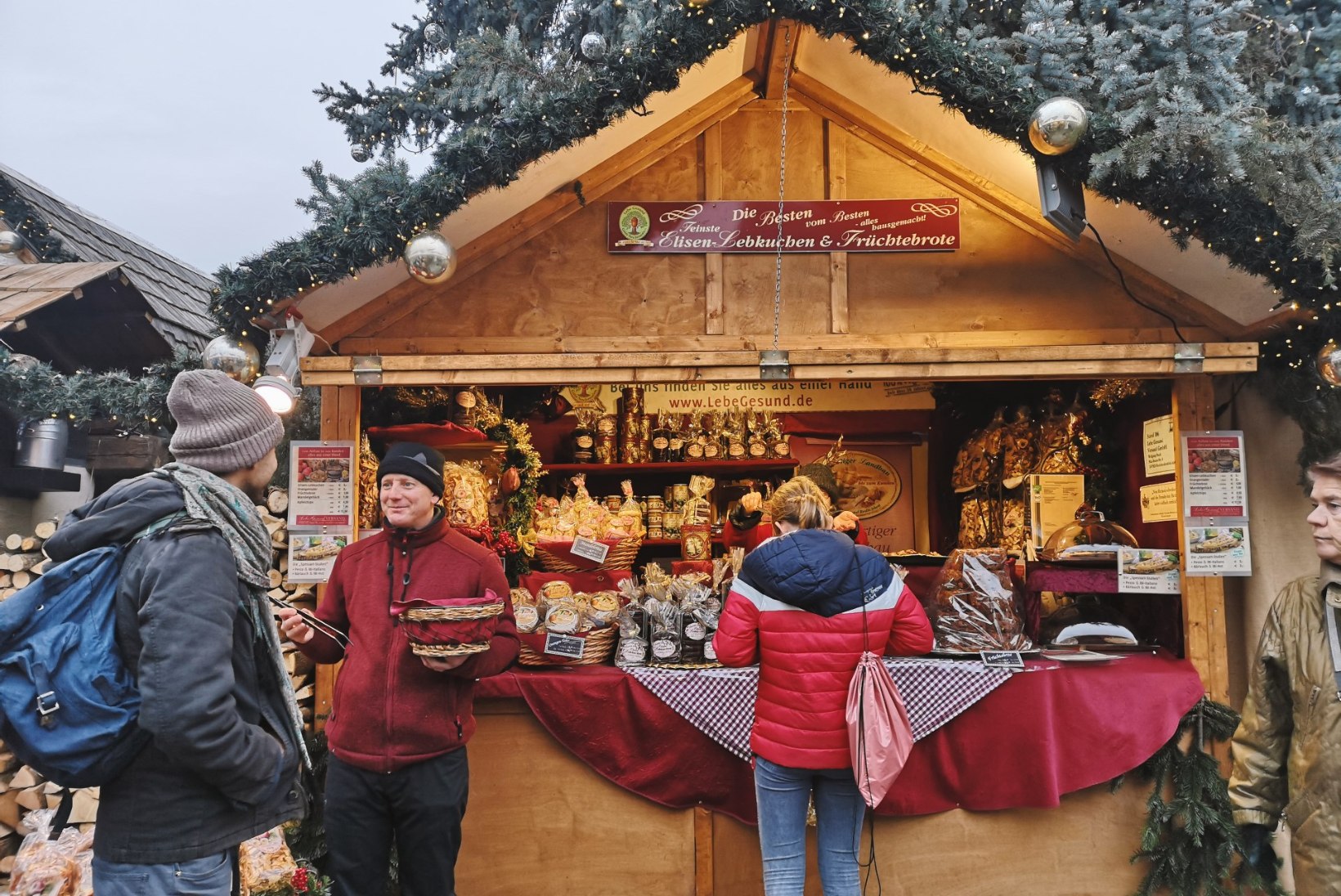 VIDEO JA GALERII | Berliini uhkeim jõuluturg Gendarmenmarktil on igal õhtul nagu jõululaulupidu