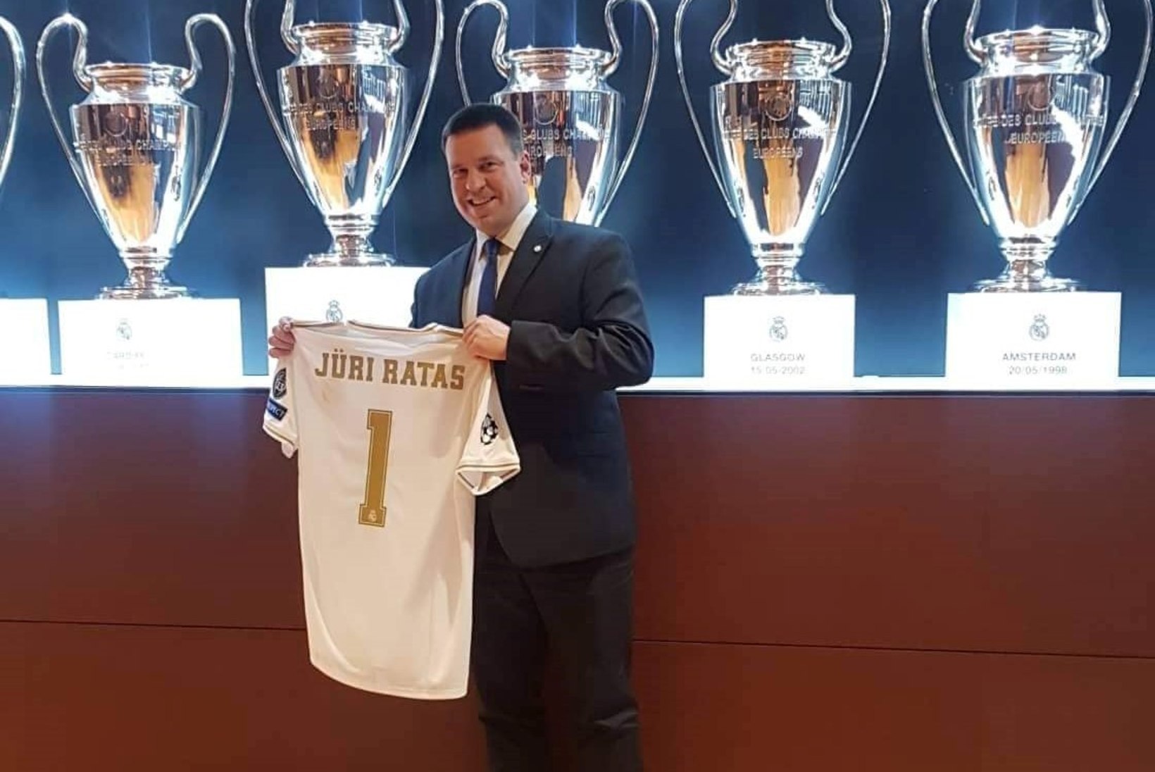 FOTOD | Kõva sõna! Peaminister Jüri Ratas külastas Madridi Reali staadionit ning sai omanimelise mängusärgi