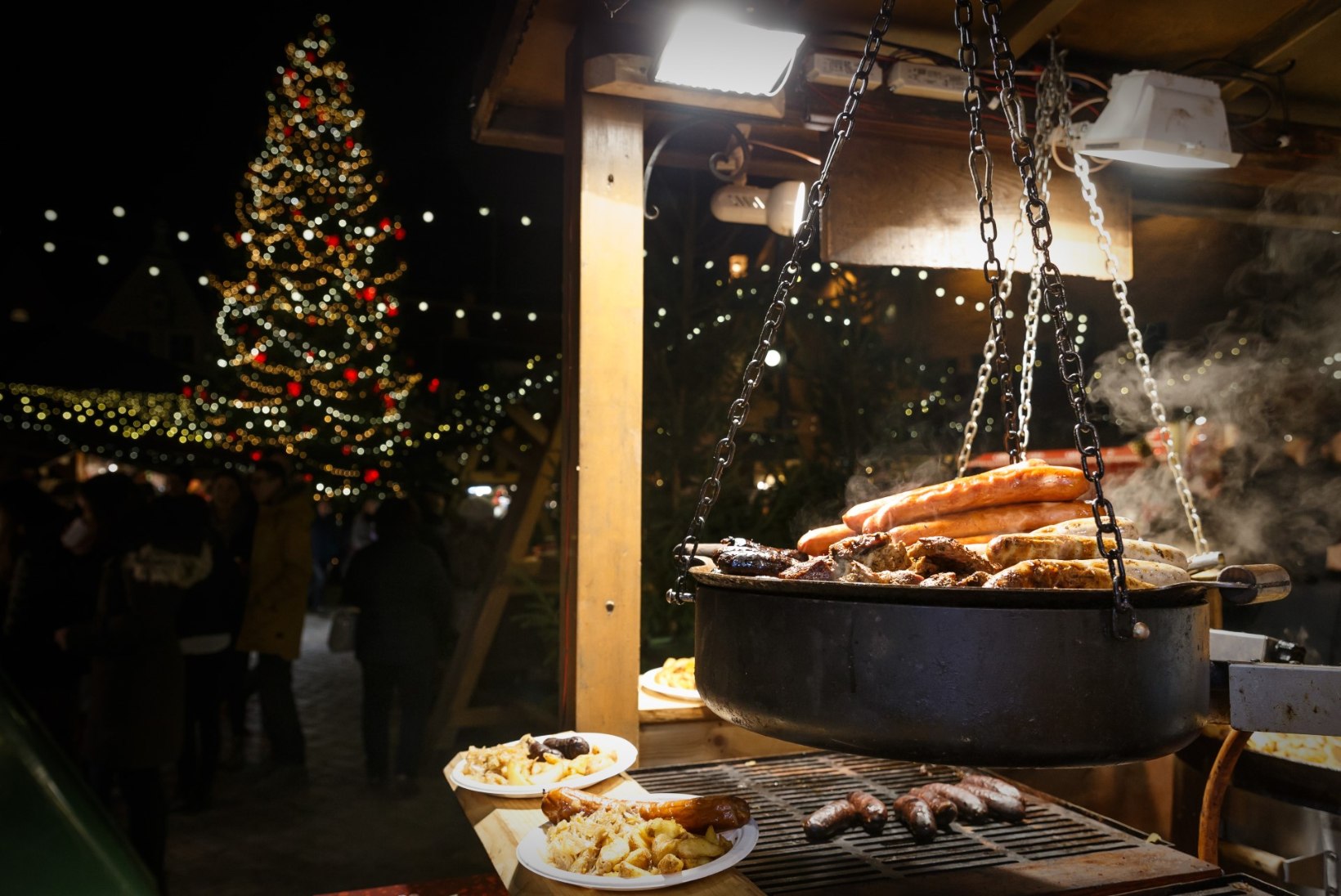 VIDEO | Tallinna jõuluturu maitsed: kallivõitu glögi ja jahedalt uhked praed. Õnneks on ka pelmeene!