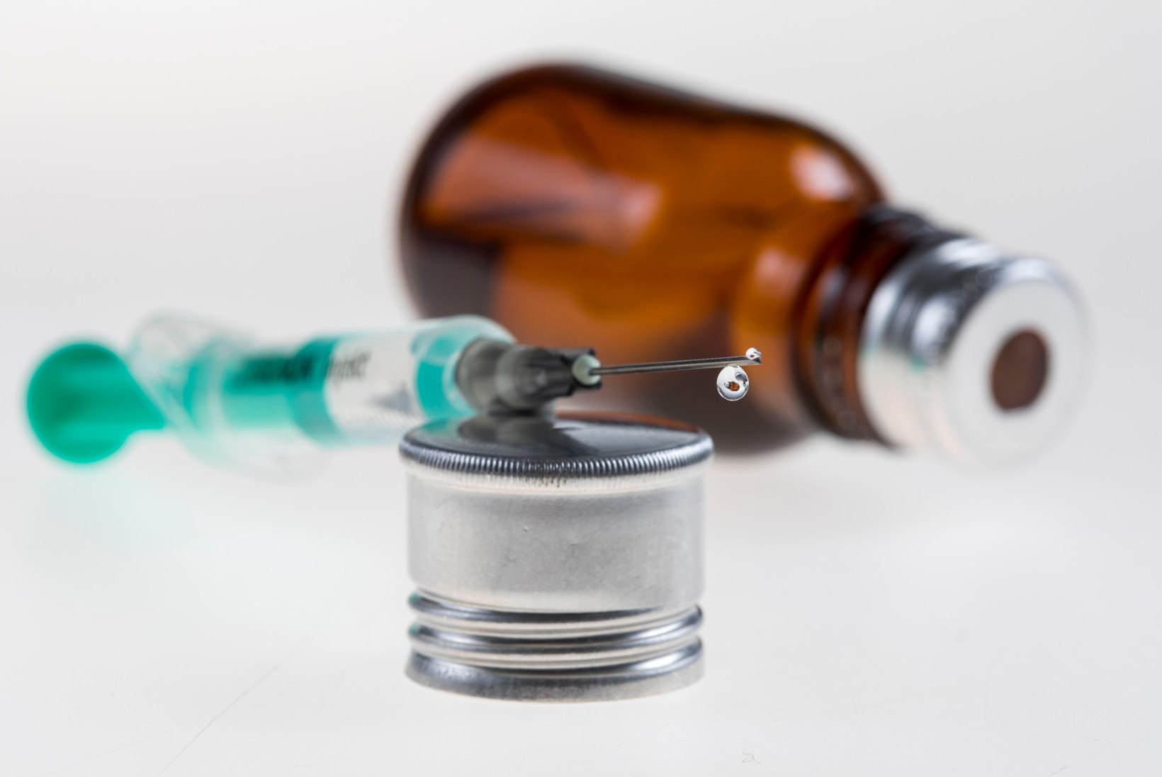 INIMESI HIRMUTATAKSE MÜRGIGA: mida vaktsiinid tegelikult sisaldavad?