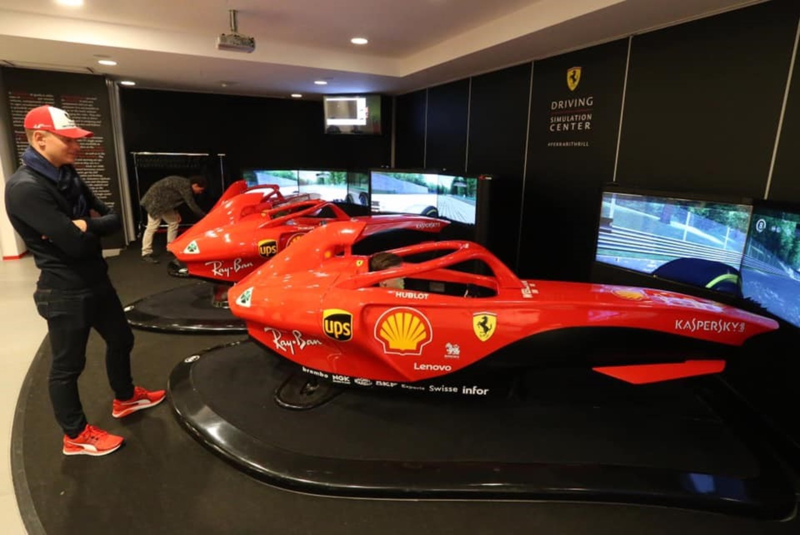 EMOTSIONAALSED KAADRID! Mick Schumacher käis Ferrari muuseumis isa pärandiga tutvumas