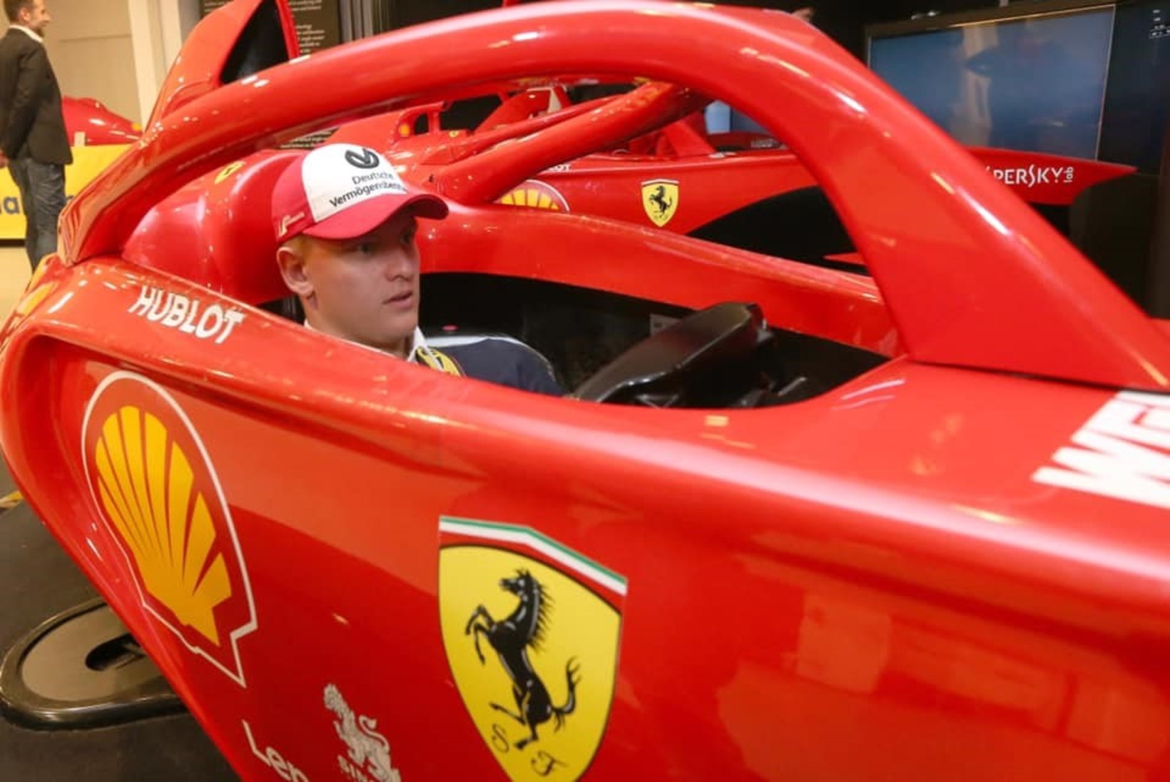 EMOTSIONAALSED KAADRID! Mick Schumacher käis Ferrari muuseumis isa pärandiga tutvumas