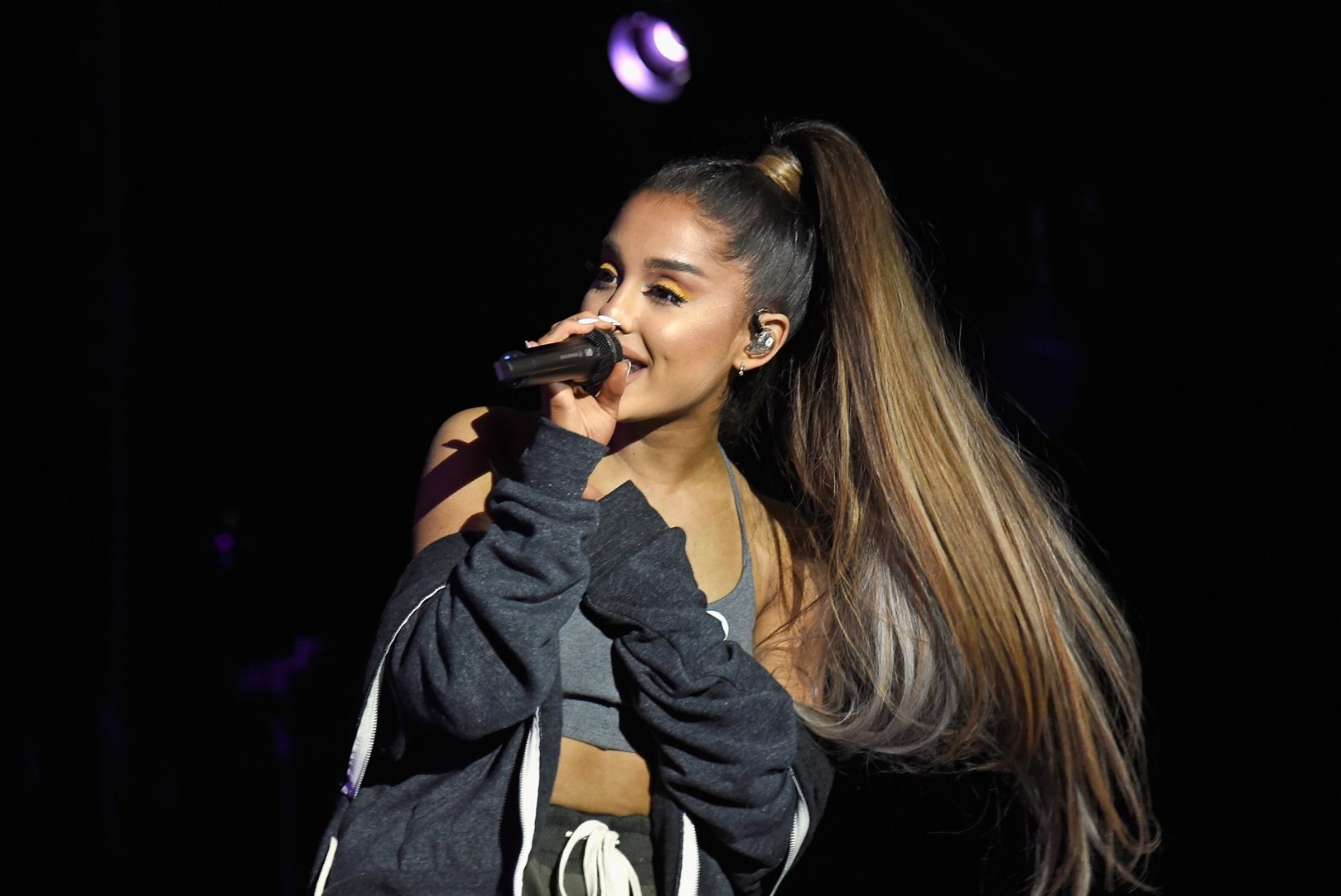 VIDEO | Ariana Grande hülgas kuulsa hobusesaba ja näitas, kui kaunid on ta loomulikud juuksed