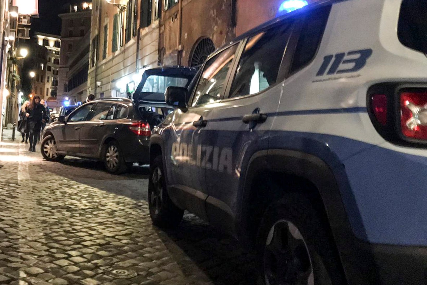 VIDEO JA FOTOD | Tüünest õhtust sai kaos, jalgpallihuligaanid pussitasid Roomas nelja inimest