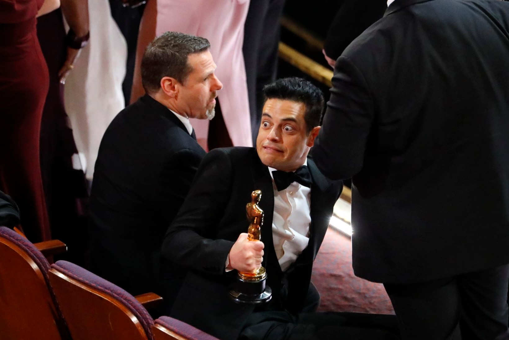 Oscari võitnud Rami Malek prantsatas lavalt alla ja vajas arstiabi