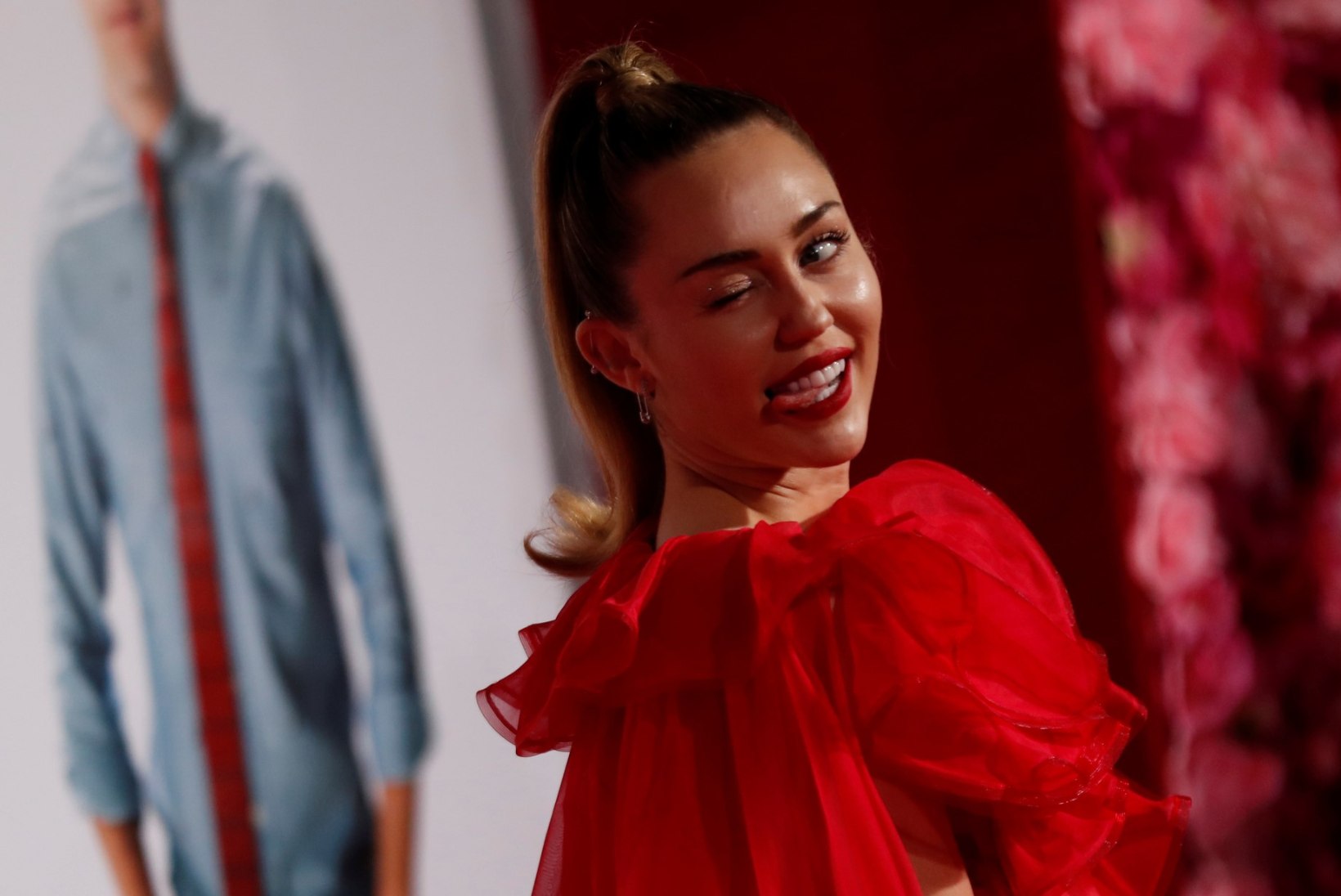 VIDEO | Miley Cyrus kehastus drag-queen'ide võistlusel meheks