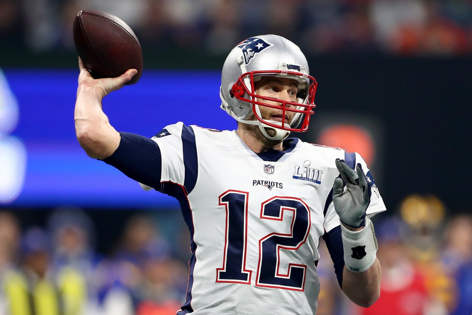Superstaar Tom Bradyt hoiavad vormis veeklaasid ja imepidžaama