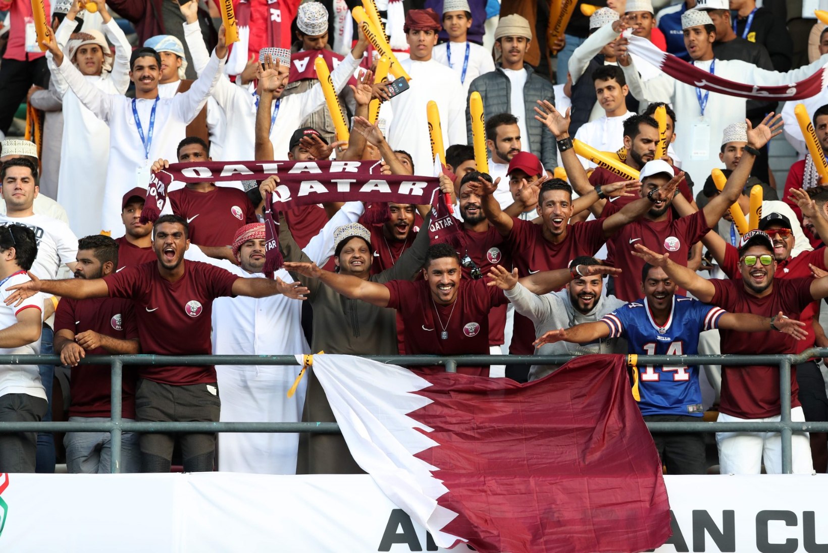 Jalgpallifänn kaotas Katari särgi kandmise pärast vabaduse ja sai turvameestelt peksa