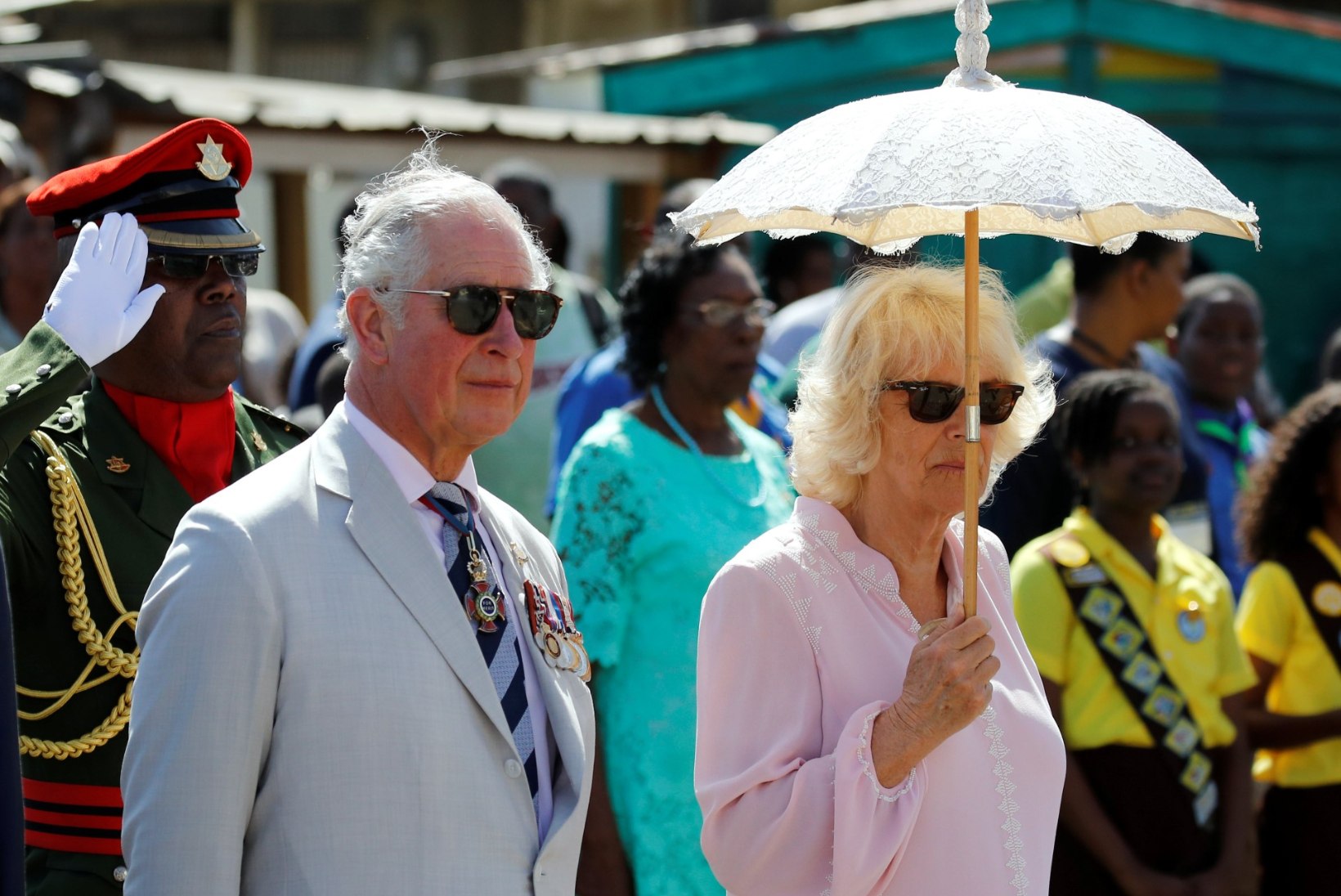 KÕMULISED KLÕPSUD | Prints Charles ja Camilla hiilisid töövisiidi ajal randa päikest võtma