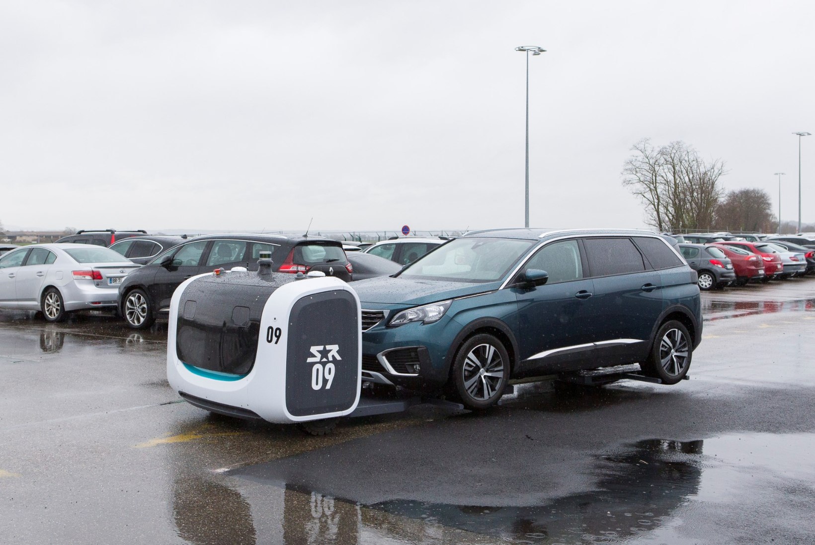 Lyoni lennujaamas pargivad autosid nutikad robotid