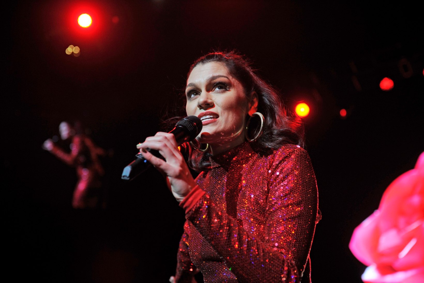 FOTO | Fännid vaimustuses: lauljatar Jessie J ei häbene tselluliiti