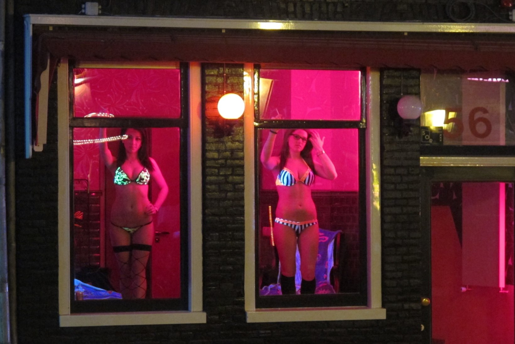 UUS KEELD: Amsterdami linnavõimud soovivad punaste laternate kvartalis turistide voolu vähendada