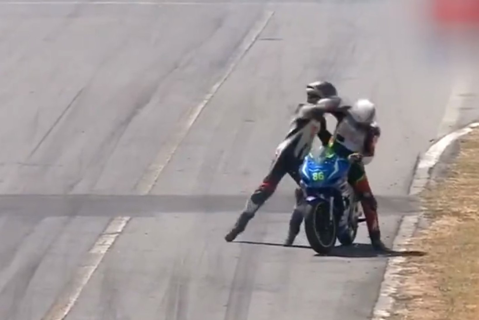 SÕGE VIDEO | Täiskiirusel kamraadi rattale hüpanud tsiklimees kehastus Klitškoks