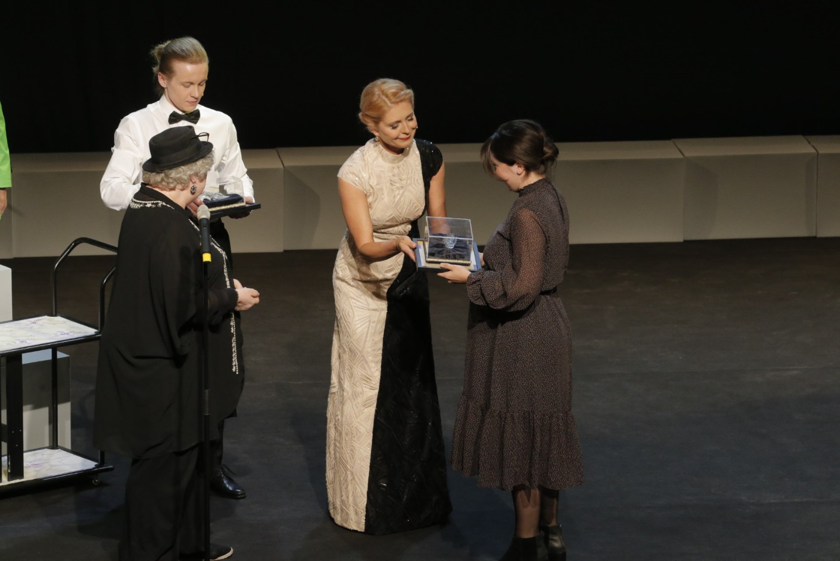 TEATRIAUHINNAD | „Tõe ja õiguse“ täht Ester Kuntu: Kristallkingakese auhind oli mulle suur üllatus!