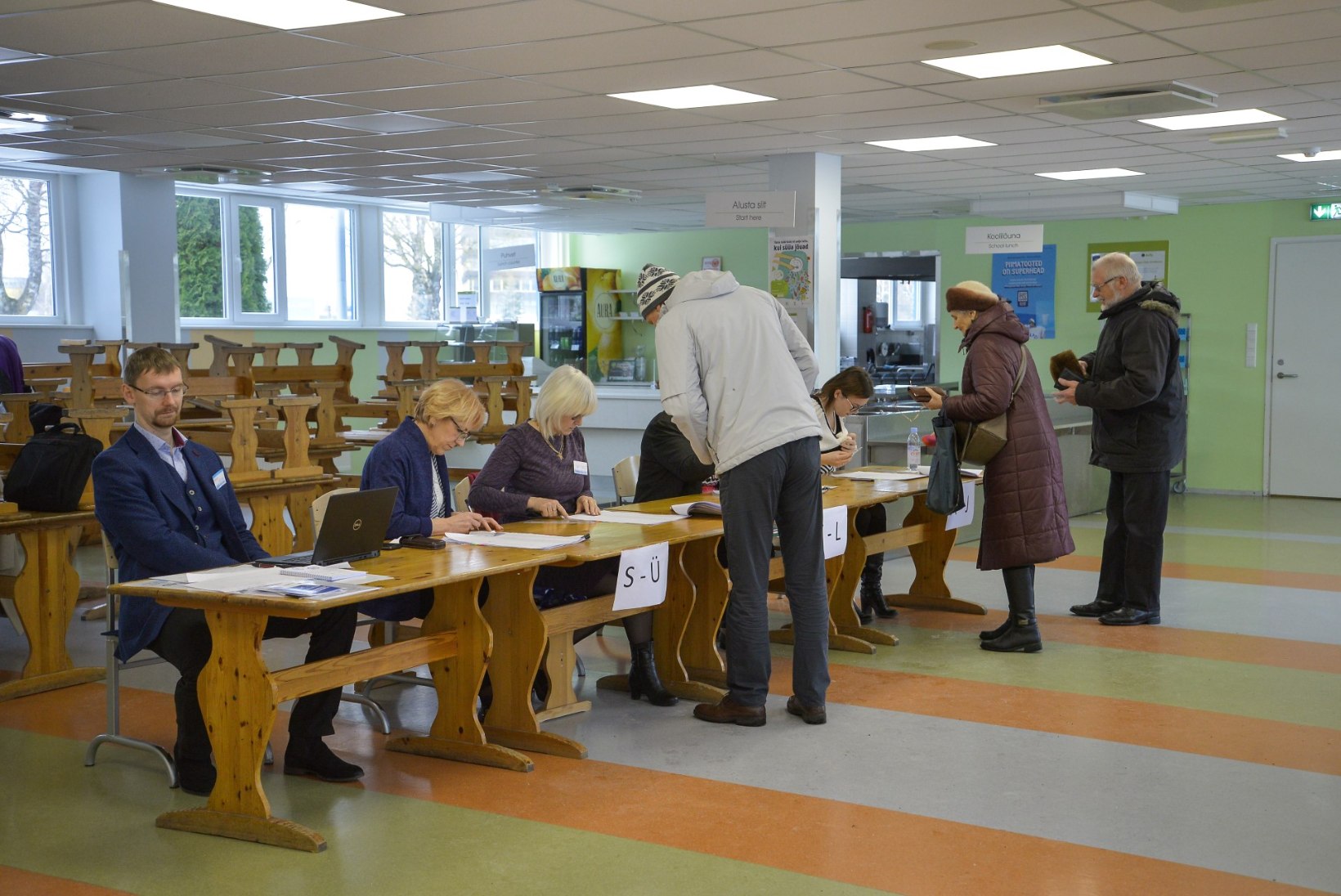 GALERII | Pühapäeva hommikul on Viljandi valimisjaoskonnad rahvast täis