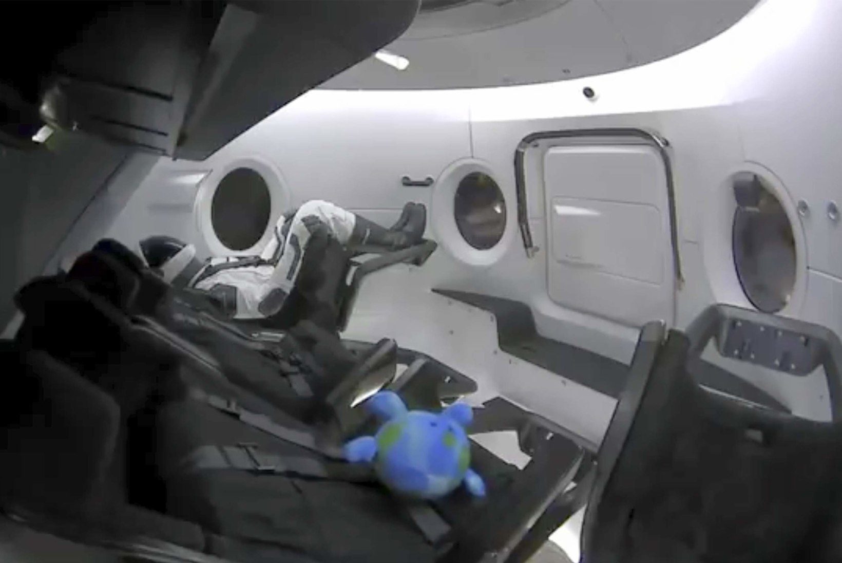 Space X-i „lohe“ põkkus edukalt kosmosejaamaga