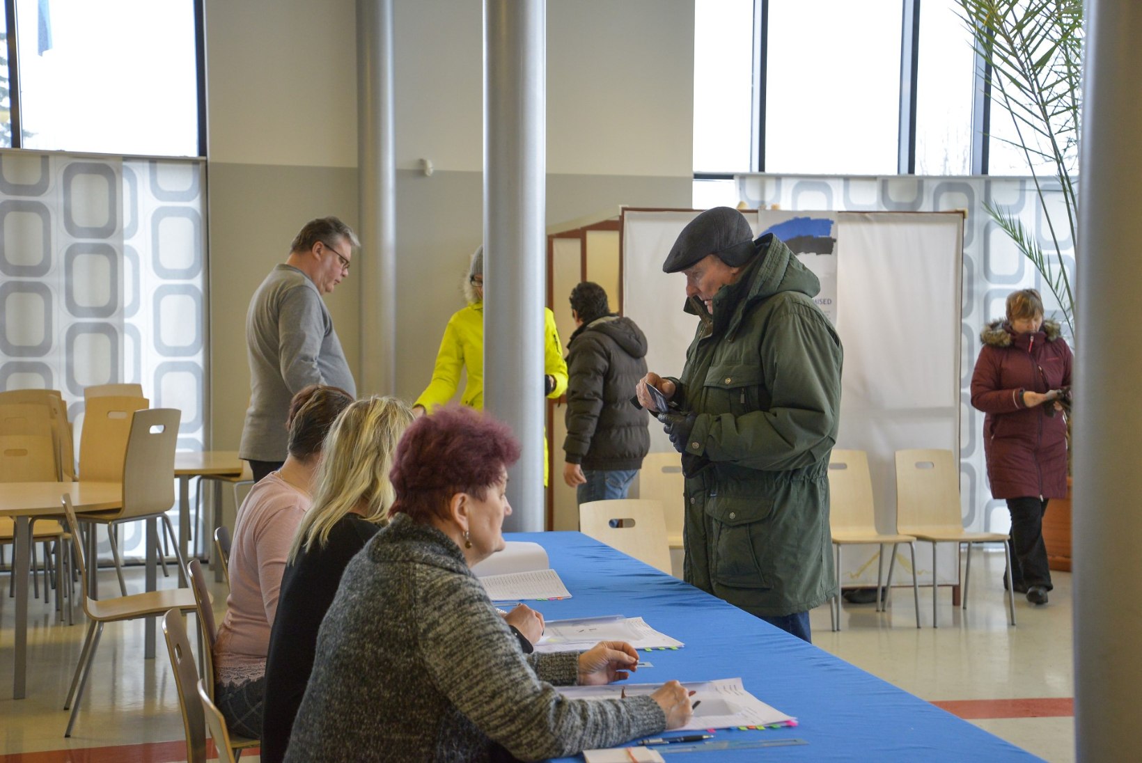 GALERII | Pühapäeva hommikul on Viljandi valimisjaoskonnad rahvast täis