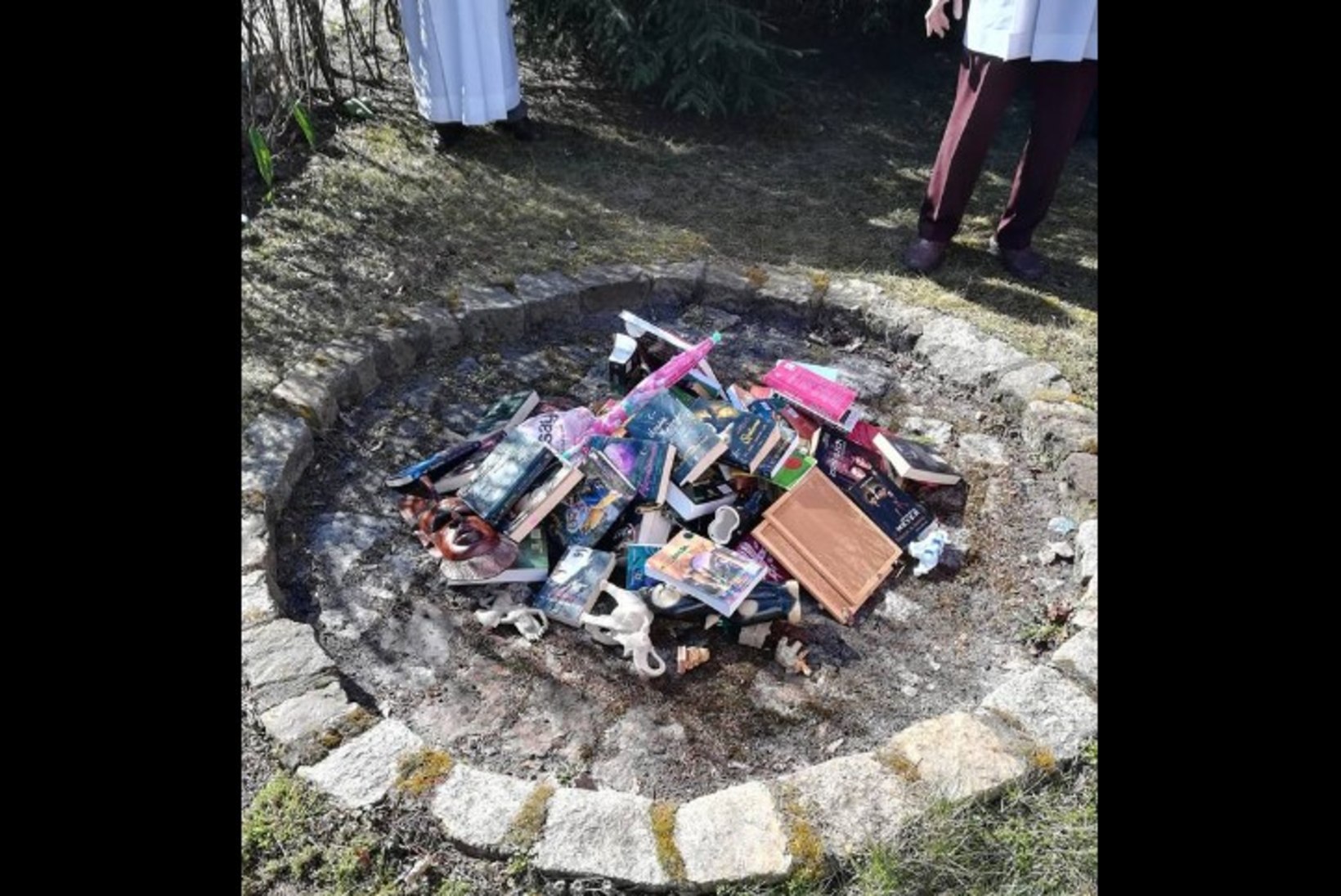 FOTOD | Poola preestrid põletasid Harry Potteri raamatuid