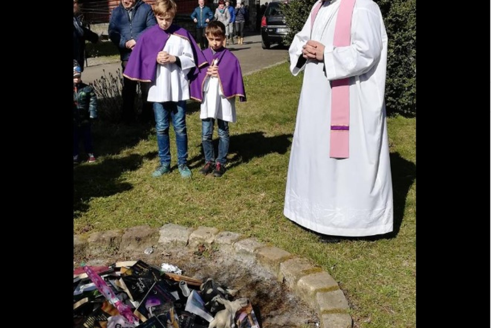 FOTOD | Poola preestrid põletasid Harry Potteri raamatuid
