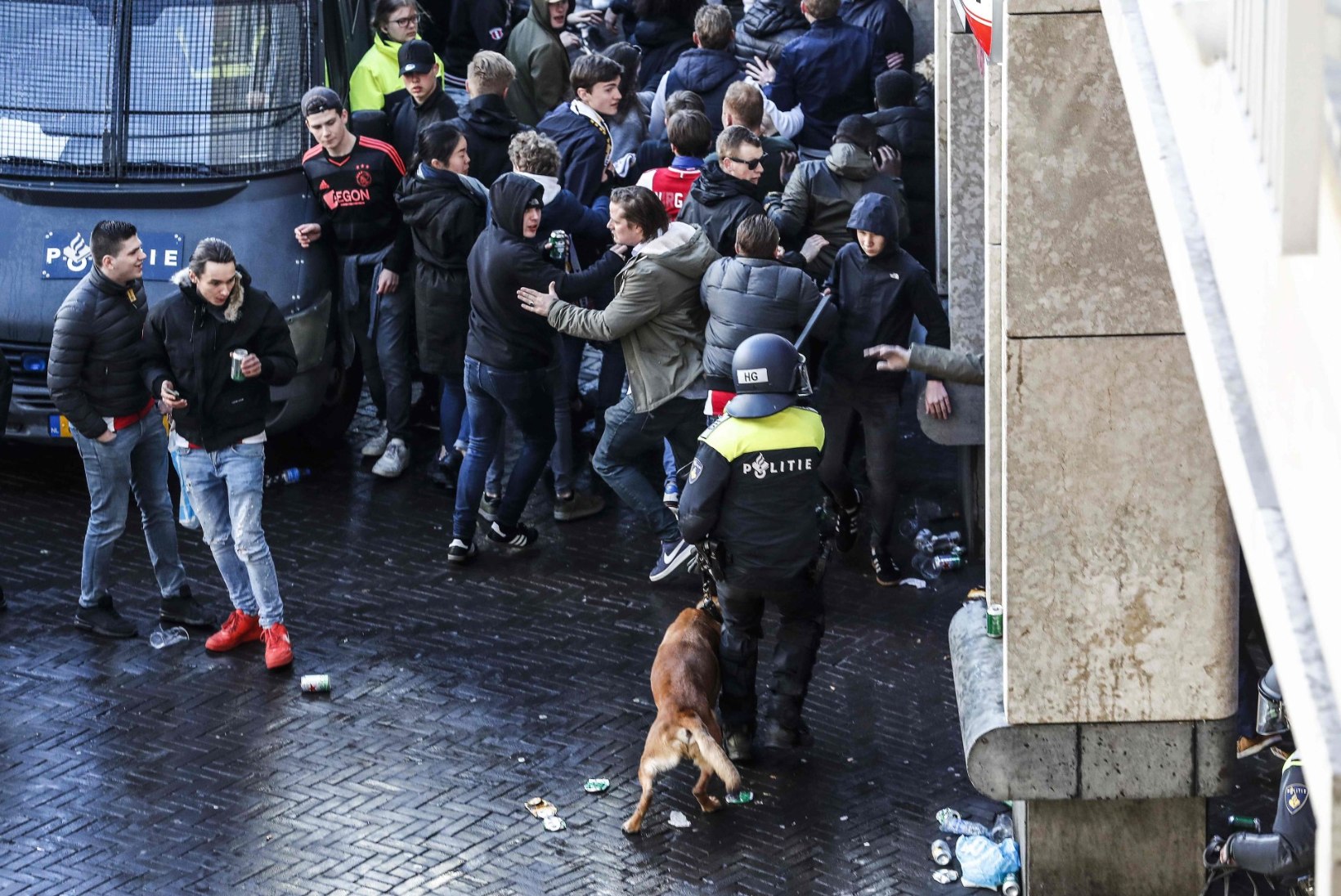FOTOD | MILLE JAOKS? Enam kui 100 külmrelvadega varustatud Juventuse fänni pisteti Amsterdamis matši eel pokri