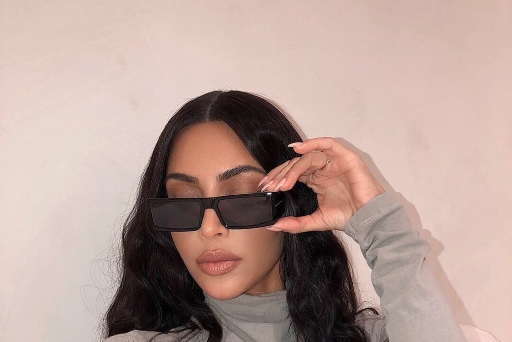 Kim Kardashian disainis päikeseprillikollektsiooni, kus prillid ei maksagi tervet varandust!
