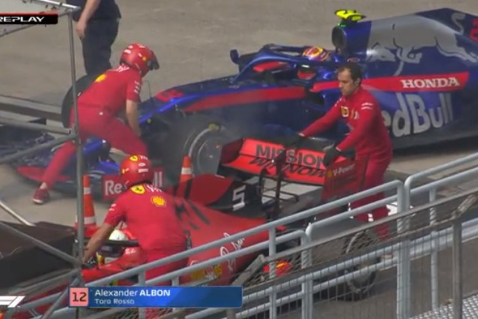 VIDEO | Härrasmees Vettel päästis kolleegi vormeli põlema süttimisest