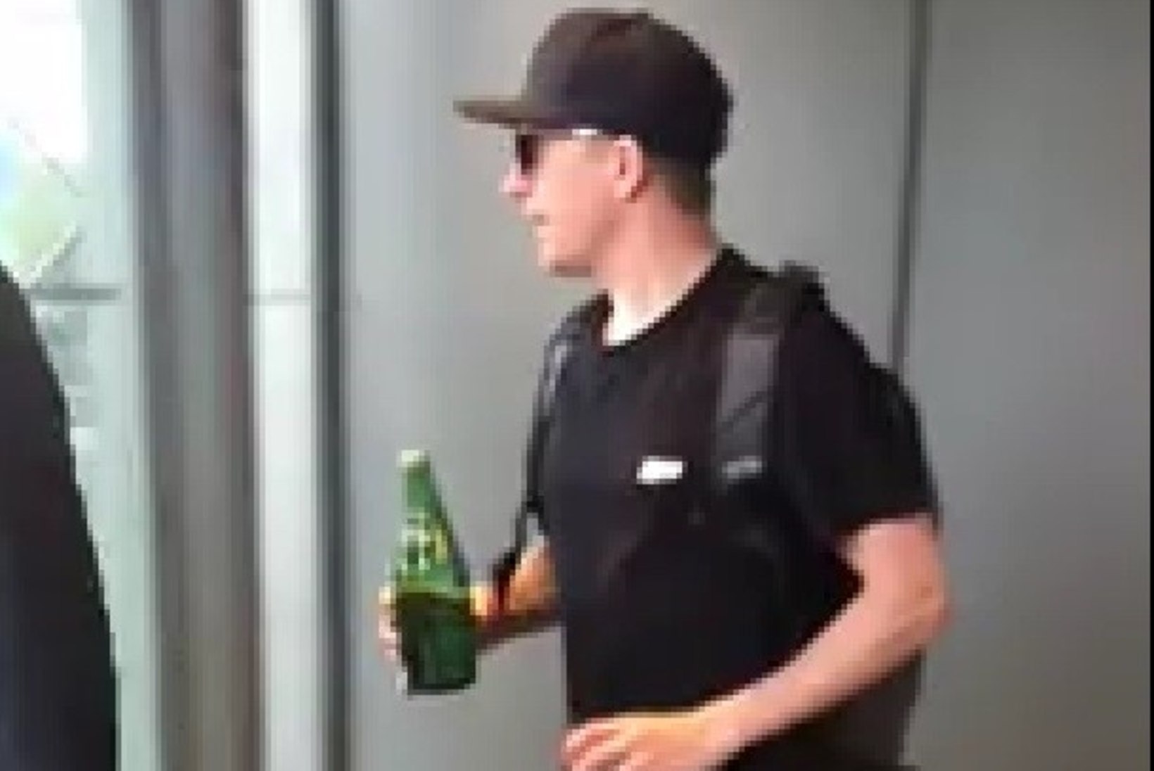 VIDEO | Kimi Räikkönenil juhtus Hiina hotellist välja astudes äpardus