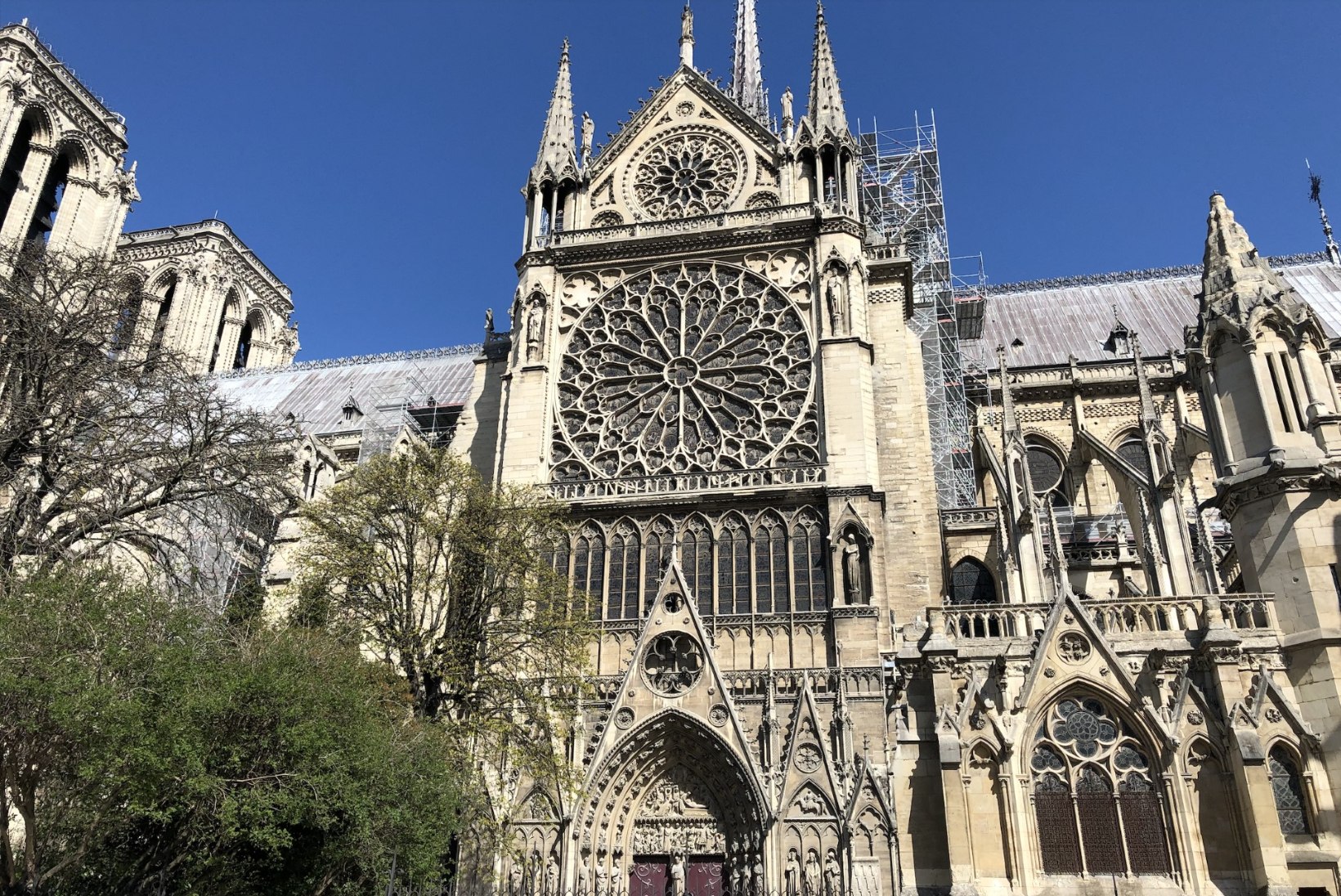 GALERII | Vaata, millise lummava elamuse osaliseks said turistid enne Notre-Dame’i põlengut