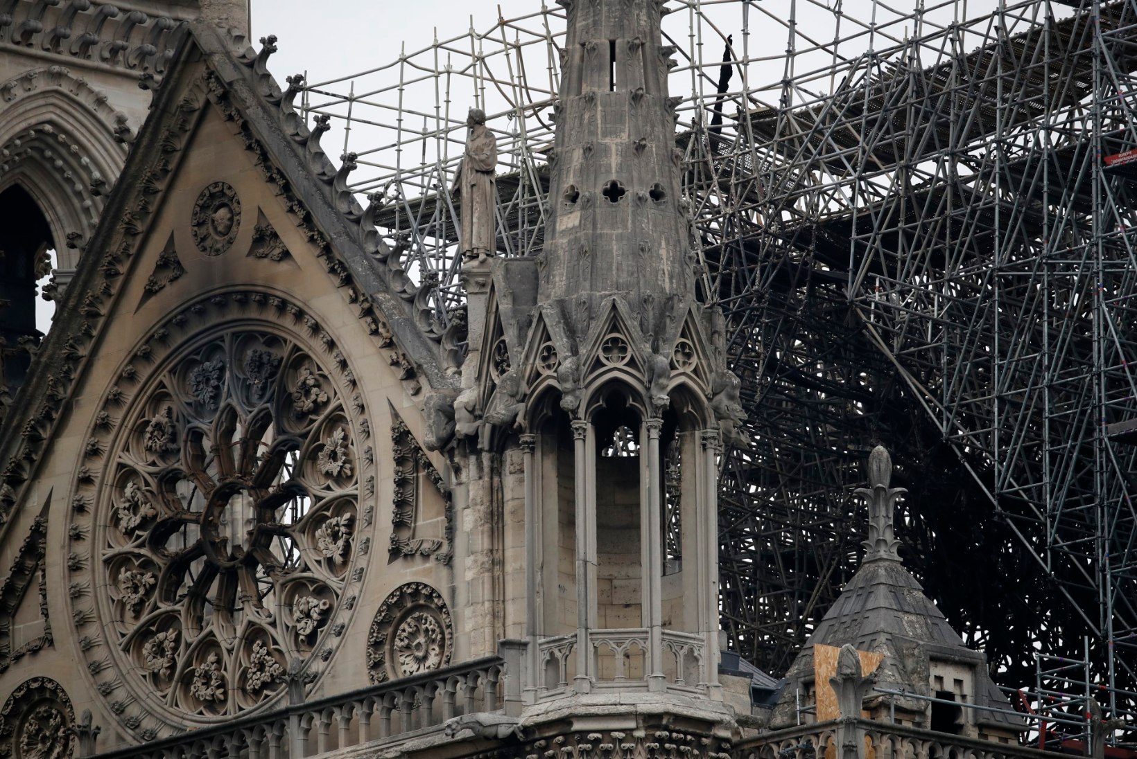 Klaasikunstnik: kui Notre-Dame’i legendaarsed aknad känkraks ei sulanud, otsitakse iga kild üles ja pannakse tagasi kokku