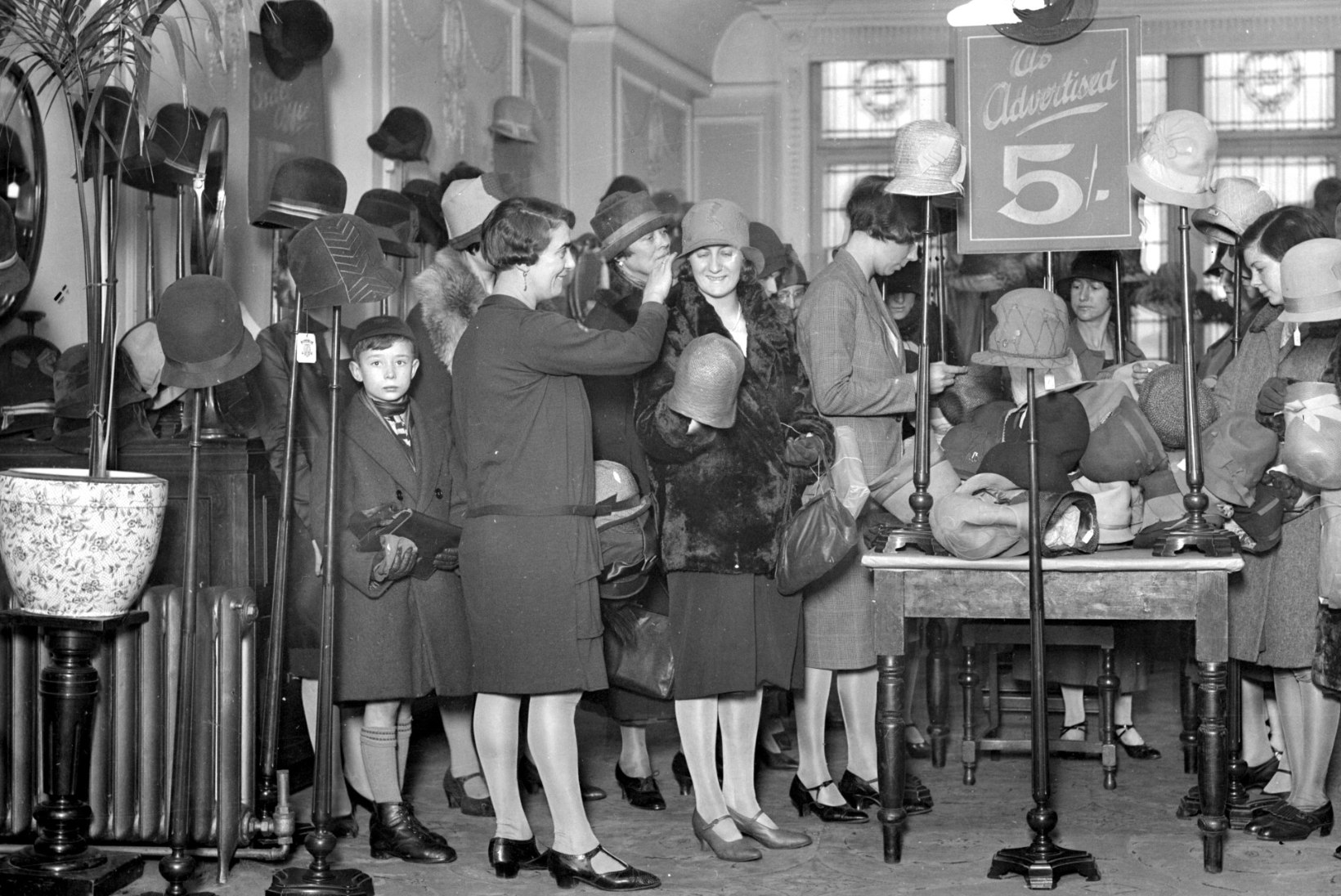 Naistejõuk rüüstas 20. sajandi alguses Londoni luksuspoode