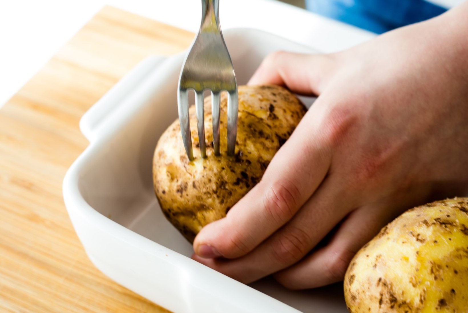 VIDEO | Koolilapse kokakool: rohke juustu ja singiga täidetud kartulipommid!