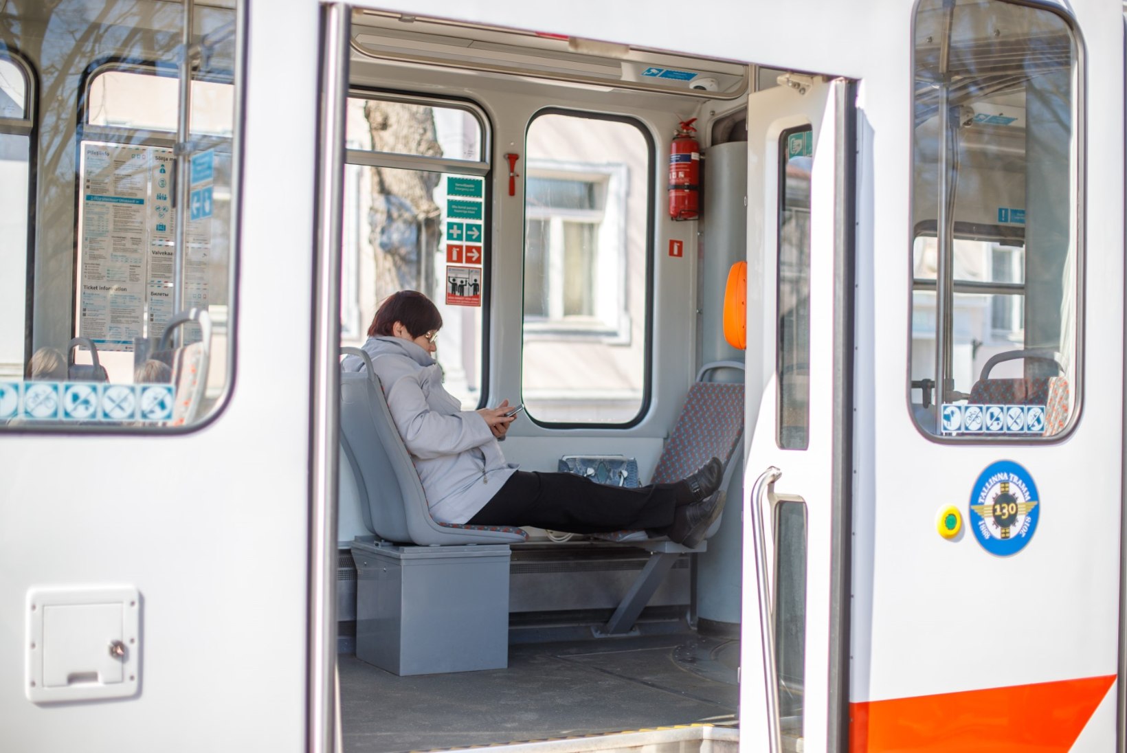 GALERII | Raimond Valgre mälestuseks nimetatud tramm saadeti liinile