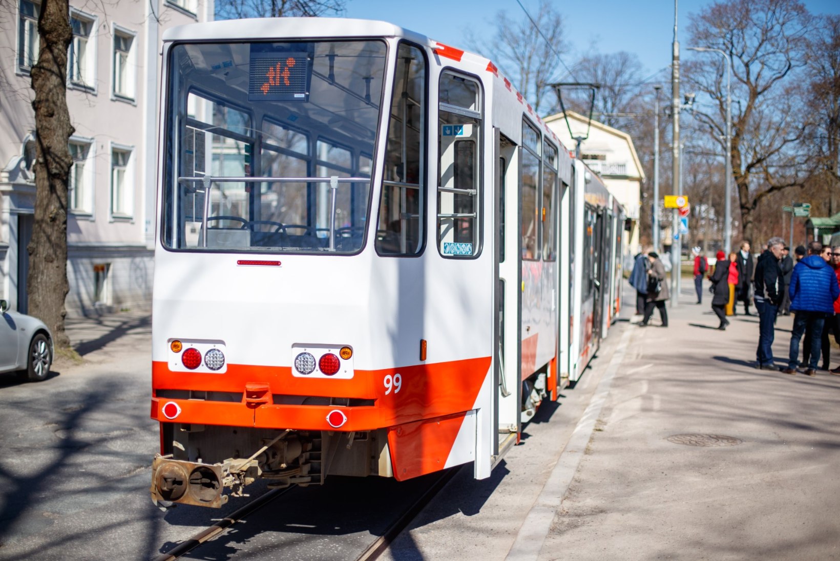 GALERII | Raimond Valgre mälestuseks nimetatud tramm saadeti liinile