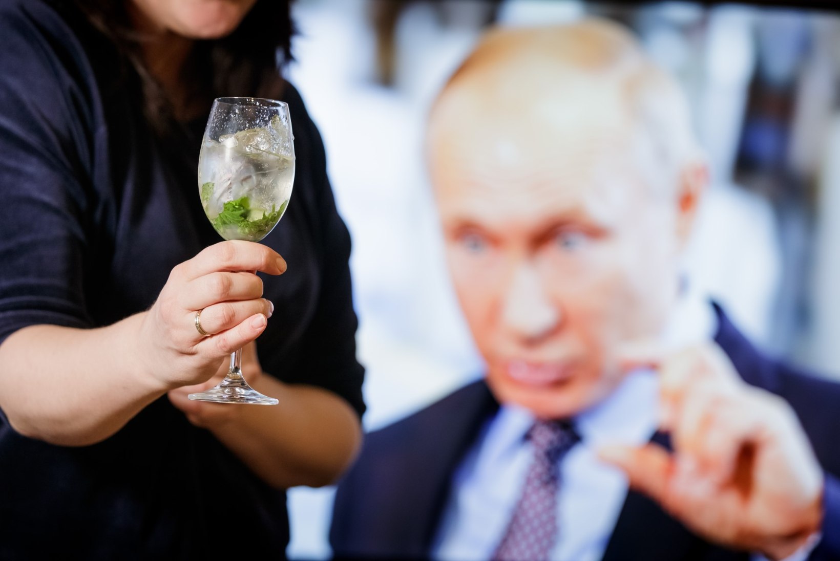 VIDEO | SFÄÄRIDE MUUSIKA? Proovime teha Putini lemmikkokteili ja testime selle maitset