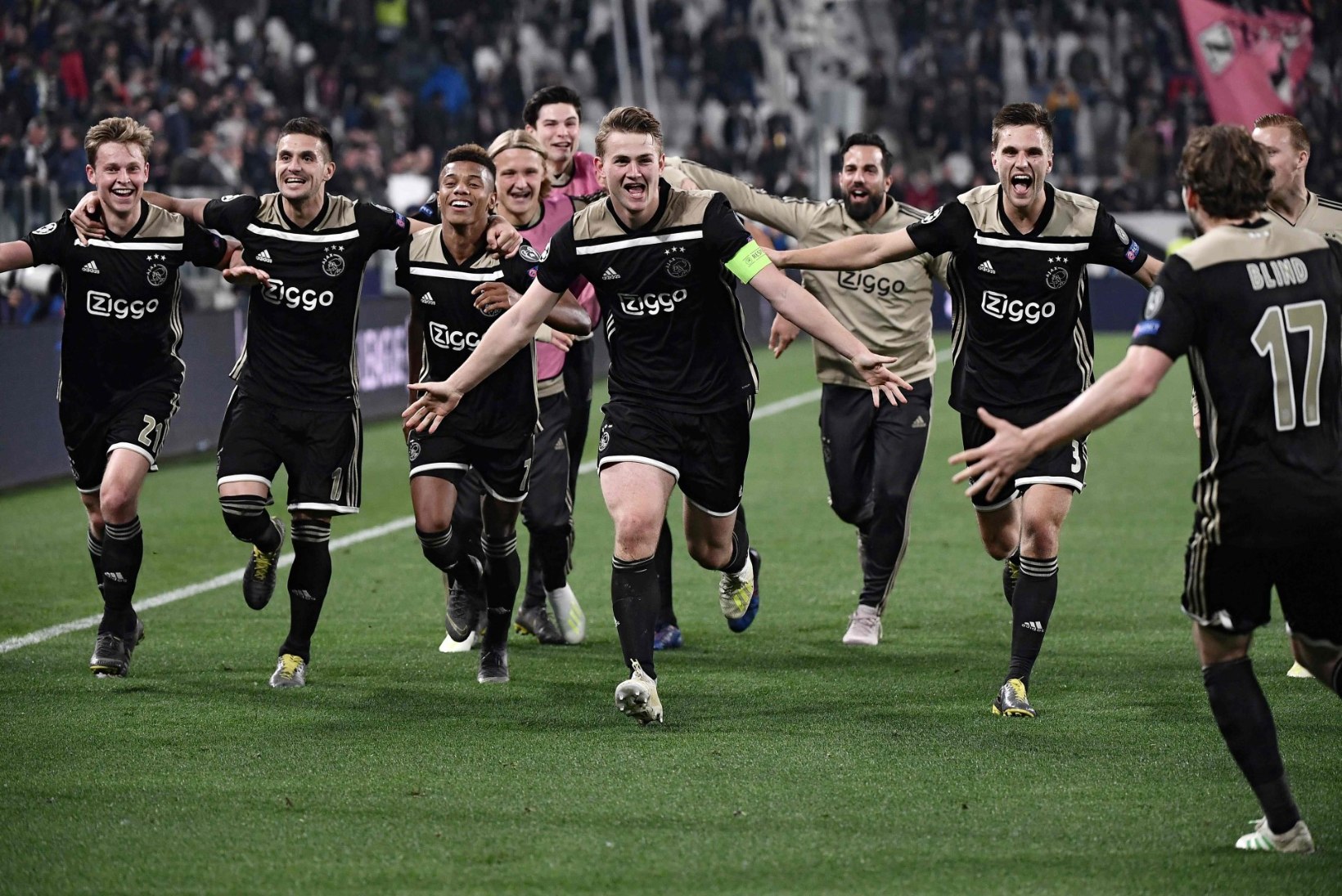 Hollandi jalgpalliliit tõttas vutifännide südamed võitnud Amsterdami Ajaxile appi