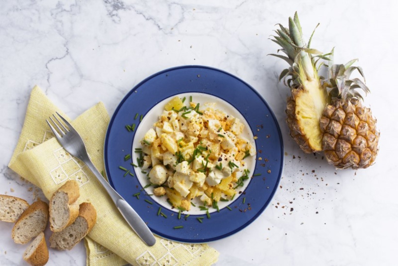 Mida teha suurema koguse keedumunadega? Äkki salatit kahe juustu ja ananassiga!	