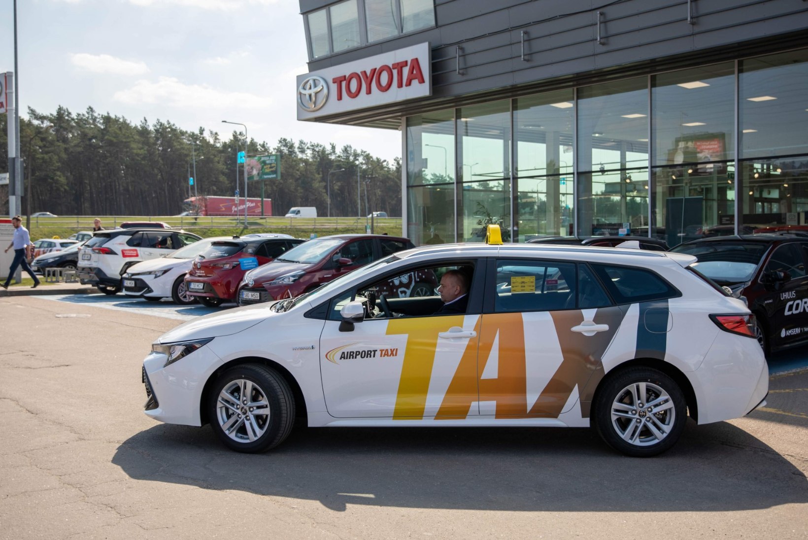 Eesti suurim taksofirma alustab üleminekut alternatiivkütustele ja hübriidautodele